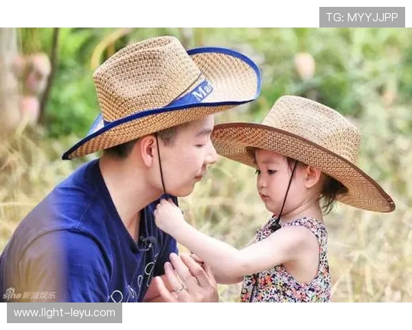 李小鹏一边低调养娃一边还是那种能把健身房当豪宅的人！